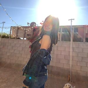 Meet your Posher, Abril